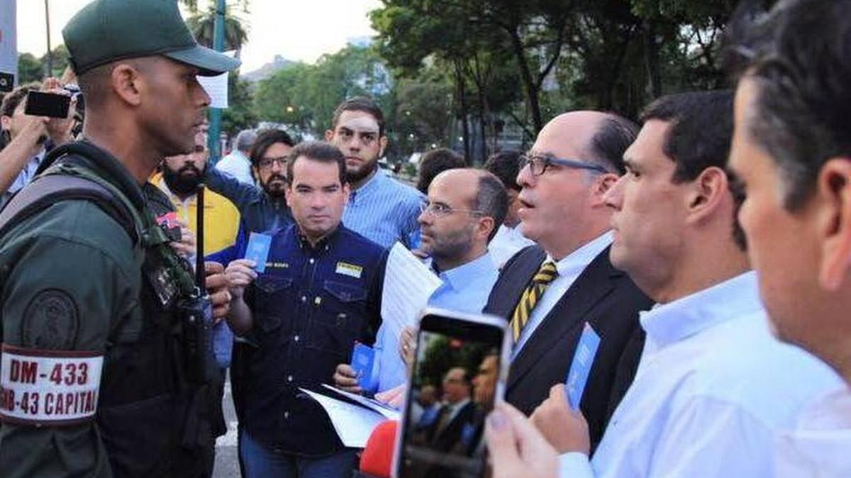 Varios diputados venezolanos de la oposición acudieron a la Comandancia General de la Guardia Nacional Bolivariana este martes 11 de abril de 2017.