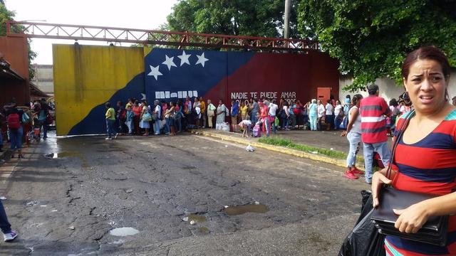 Un grupo de mujeres hace fila para entrar a la prisión de Tucuyito, en Venezuela.