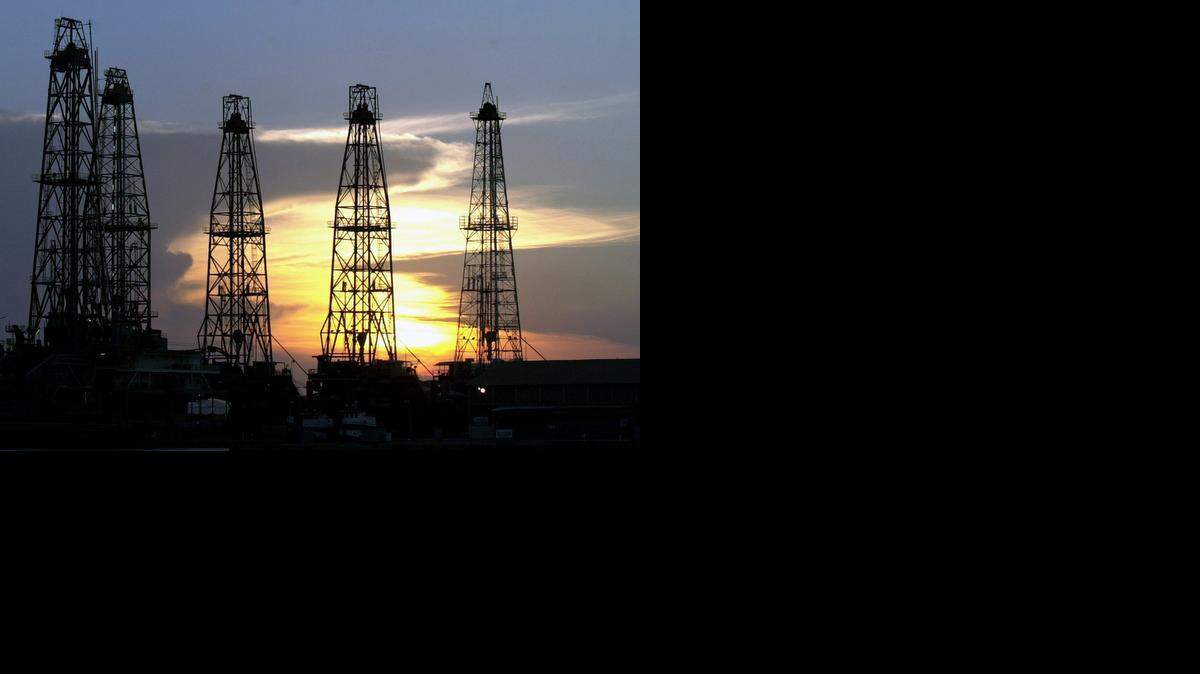 
El precio medio del barril de petróleo venezolano cerró el lunes en $57.53, una bajada de $4.39 dólares desde los $61.92 en los que terminó el pasado 5 de diciembre. En la imagen, un pozo petrolero en Cabimas, Venezuela. 
