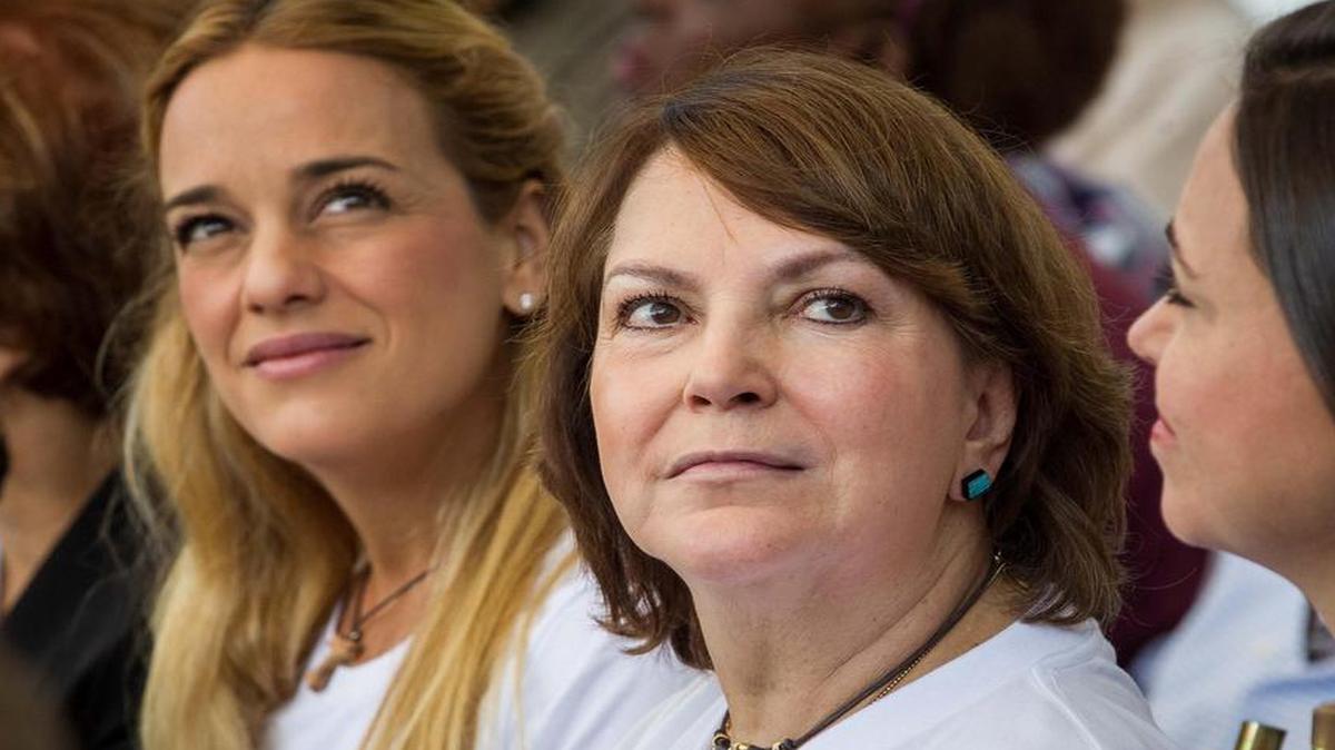 Mitzy Capriles (c), esposa del alcalde metropolitano de Caracas, Antonio Ledezma, y Lilian Tintori (i), esposa de Leopoldo Lopez, asisten a una sesión especial del Parlamento venezolano el domingo 19 de febrero de 2017, en Caracas (Venezuela).