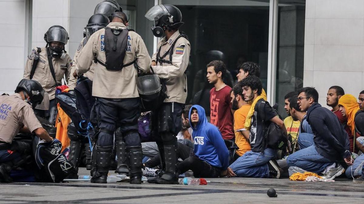 Agentes de la Policía Nacional Bolivariana detienen a manifestantes durante una marcha hacia la sede del Poder Electoral el jueves 29 de junio de 2017, en Caracas (Venezuela).