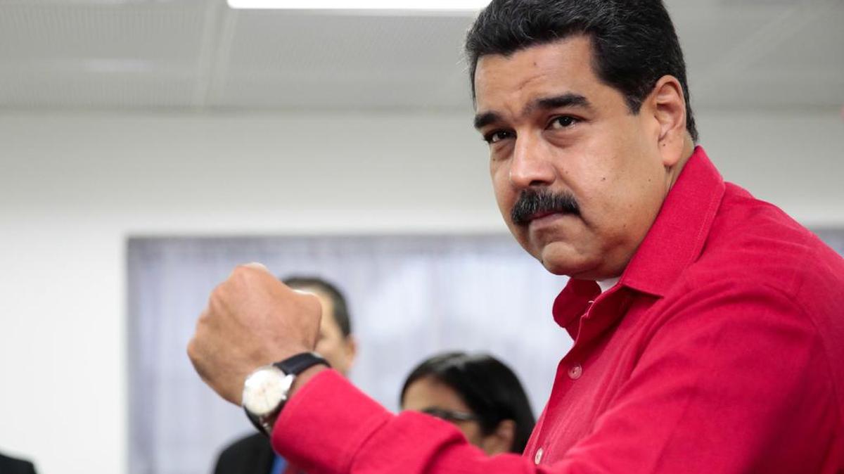 El presidente de Venezuela Nicolás Maduro durante una reunión con el vice primer ministro de Rusia Dimitri Rogozi el martes 6 de diciembre de 2016, en Caracas (Venezuela).