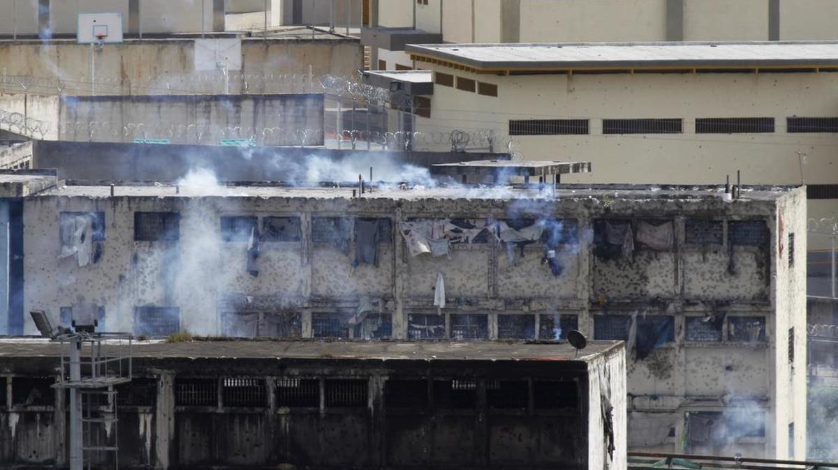 Gases lacrimógenos disparados por soldados de la Guardia Nacional caen en la prisión El Rodeo II, en Guatire, Venezuela, el lunes 20 de junio 2011.