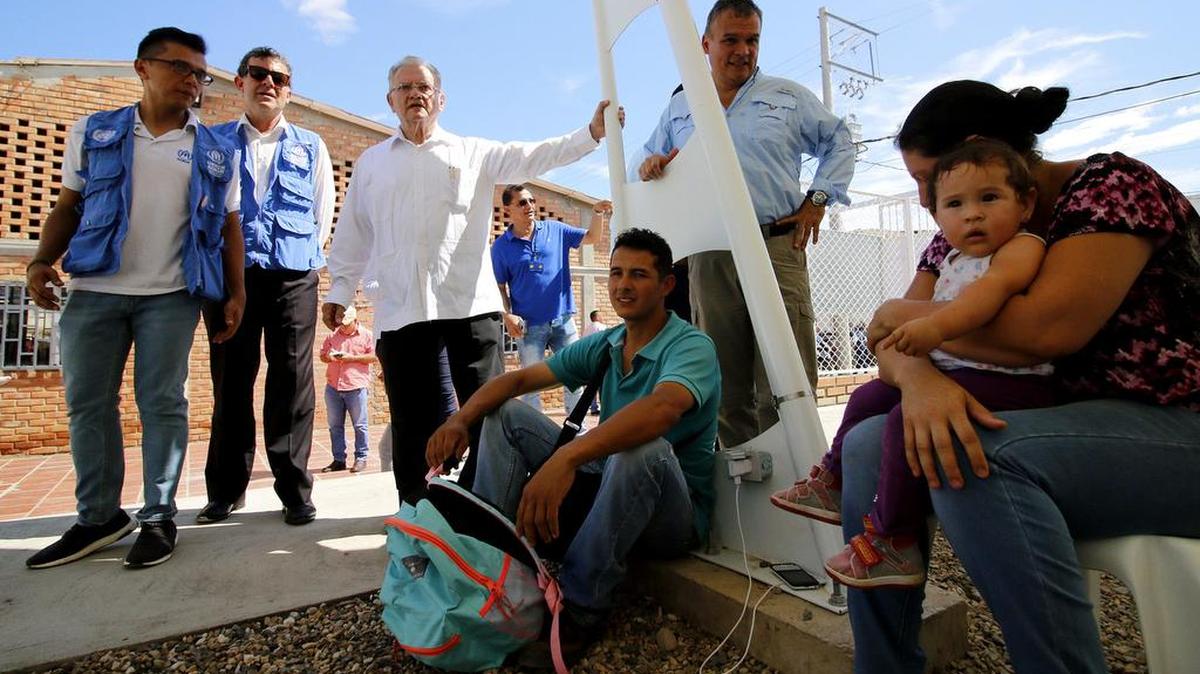 El representante especial de ACNUR y de la OIM para los refugiados venezolanos, Eduardo Stein (c-i), vista un centro de atención al migrante durante su recorrido por el Puente Internacional Simón Bolívar el martes 16 de octubre de 2018, en Cúcuta, Colombia.