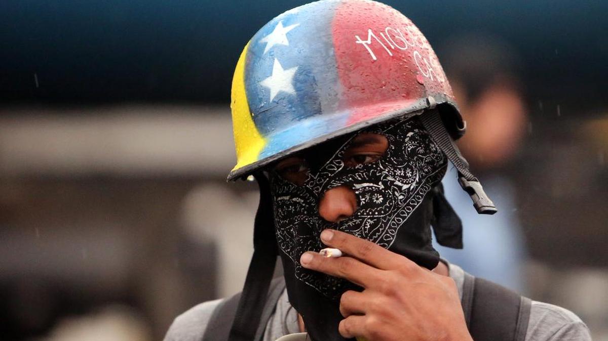 Manifestantes bloquean una de las principales vías el miércoles 24 de mayo de 2017, en Caracas (Venezuela).