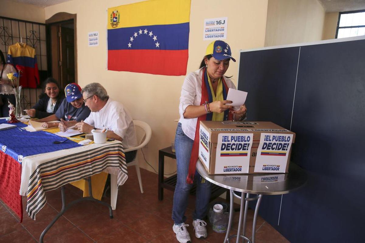Venezolanos residentes en Honduras acuden a votar el domingo 16 de julio de 2017, en Tegucigalpa (Hunduras).