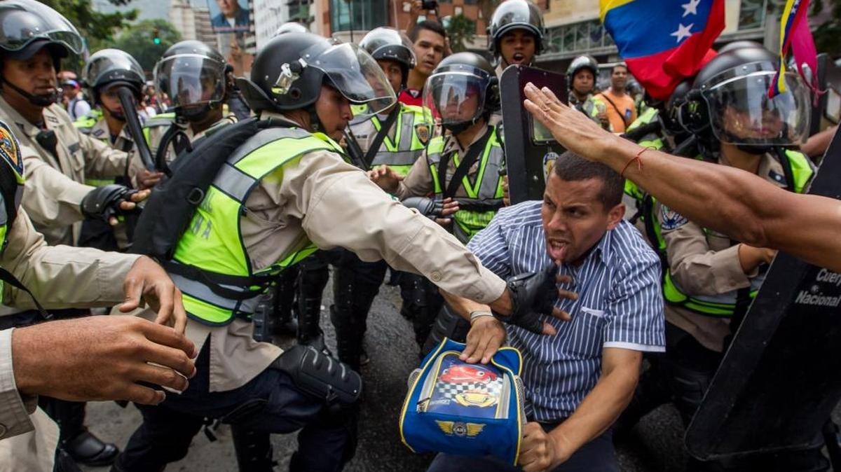 Miembros de la Policía Nacional Bolivariana (PNB) reprimen a un manifestante el miércoles en la ciudad de Caracas. Escenas como éstas se repitieron en varios estados del país.