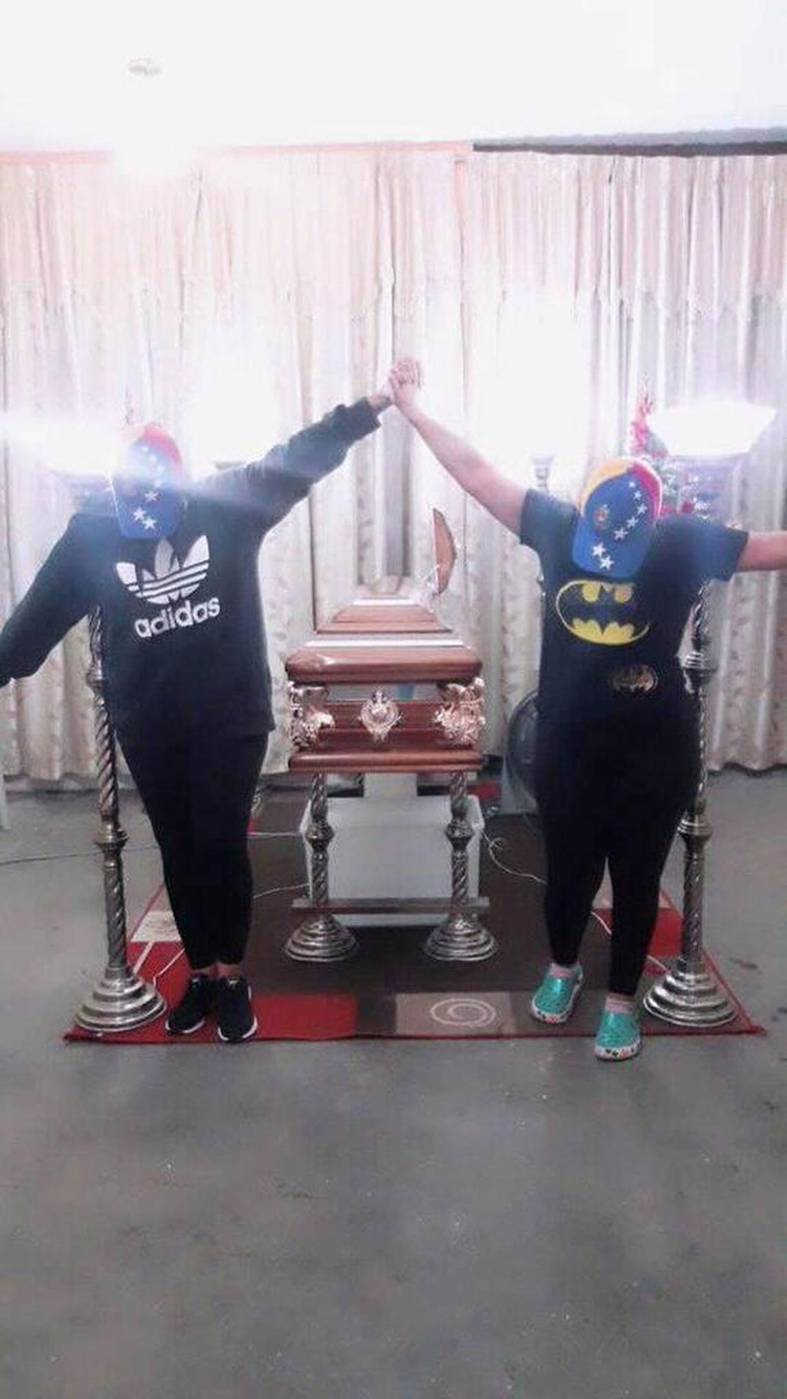 Familiares de Lorena Mariana Cardozo le rinden tributo el lunes durante el velorio.