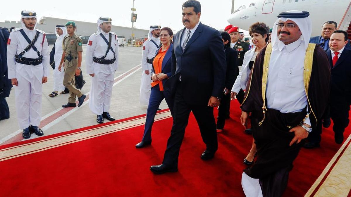 
El presidente de Venezuela, Nicolás Maduro, es recibido por el emir de Qatar, Sheikh Tamim bin Hamad al-Thani, el viernes 4 de septiembre.

