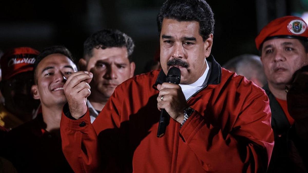 El presidente de Venezuela, Nicolás Maduro, celebra los resultados electorales el domingo 30 de julio de 2017, en la Plaza Bolívar de Caracas (Venezuela).