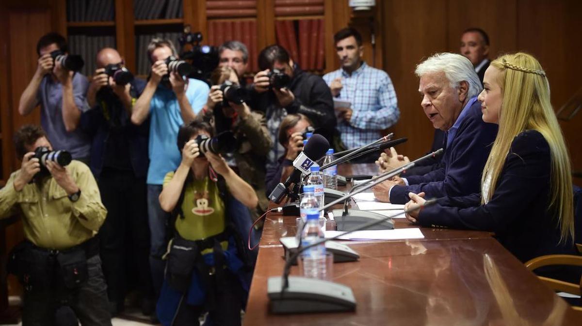 
 Lilian Tintori, esposa del opositor venezolano Leopoldo López, ha comparecido hoy en rueda de prensa junto al expresidente del Gobierno Felipe González, en el marco de su visista a Madrid durante la que se ha reunido con el jefe del Ejecutivo, Mariano Rajoy, y con el secretario general del PSOE, Pedro Sánchez. 

