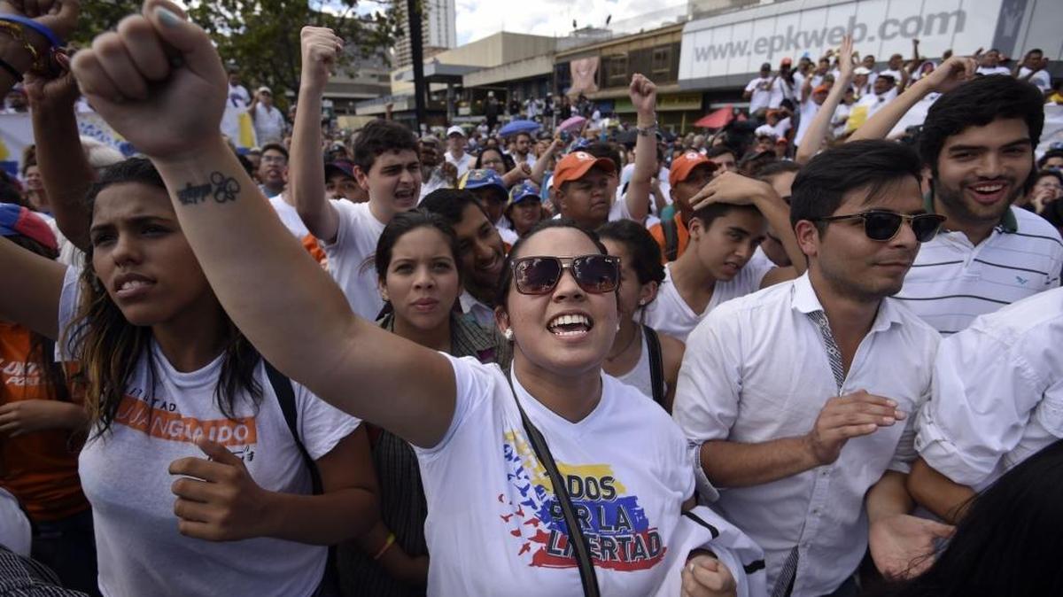 Animados por los sondeos y conscientes de que una diferencia en votos no tiene por que suponer una diferencia en diputados, la oposición ha instado a los ciudadanos a votar de forma masiva.