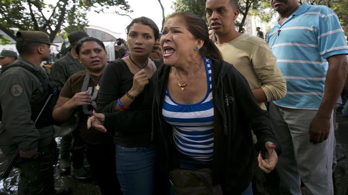 Una simpatizante de la oposición grita consignas contra el gobierno de Nicolás Maduro durante una manifestación de protesta el 12 de enero del 2017.