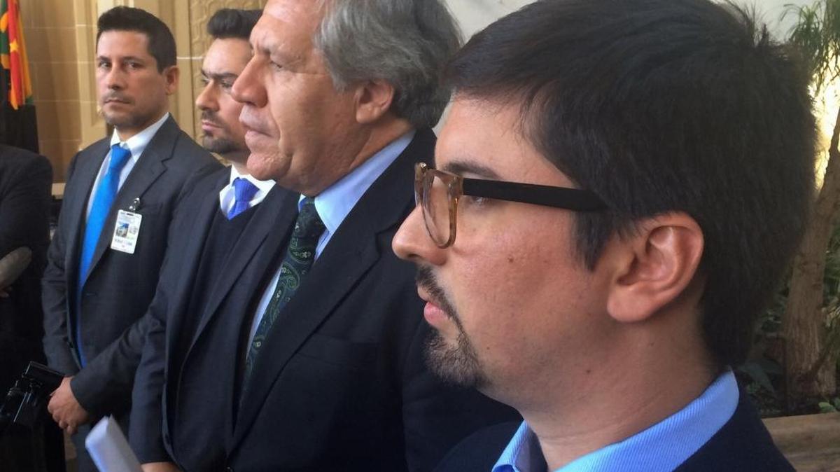 Freddy Guevara, primer vicepresidente de la Asamblea Nacional de Venezuela, y opositor al gobierno de Nicolás Maduro, junto al Secreatario General de la OEA, Luis Almagro (segundo a la der.) en una conferencia de prensa en Washington,el 10 de febrero.