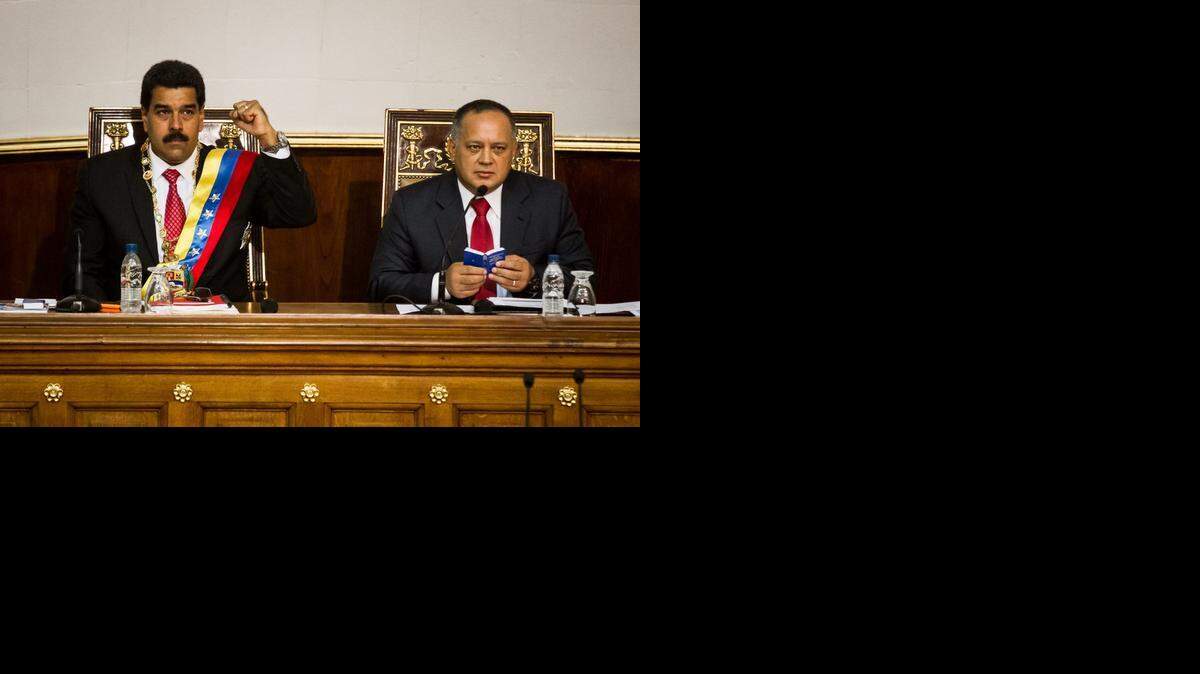 
El presidente de Venezuela, Nicolás Maduro (izq.), y el titular de la Asamblea Nacional venezolana, Diosdado Cabello, hablan en el 2013 durante una sesión legislativa, en Caracas.
