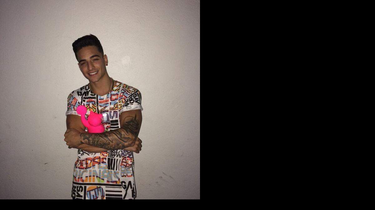 
El cantante colombiano Maluma se disculpó por tener la bandera venezolana al revés, sin darse cuenta, en un concierto que ofreció en Venezuela.

