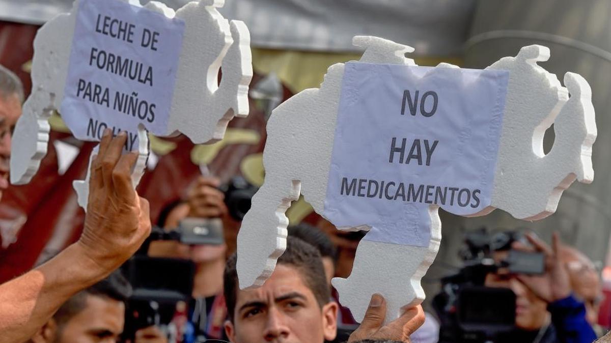 Venezolanos protestan contra la escasez de medicinas en el pais, en Caracas el 13 de abril del 2016.