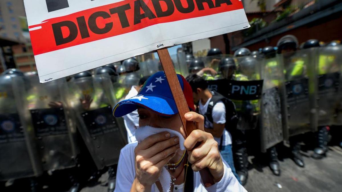 Opositores protestan contra el gobierno del presidente Nicolás Maduro en Caracas el 4 de abril de 2017.