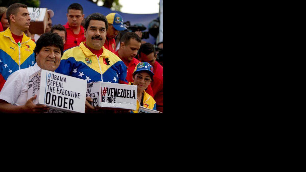 
Los presidentes Nicolás Maduro (der.), Venezuela, y Evo Morales, Bolivia, participan en una protesta el jueves en Caracas. 
