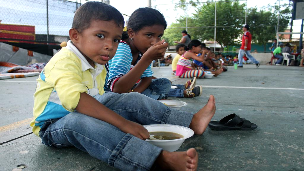 
Niños colombianos permanecen en refugios al cruzar a Colombia desde Venezuela por el río Sardinata en Puerto Santander, Colombia.


