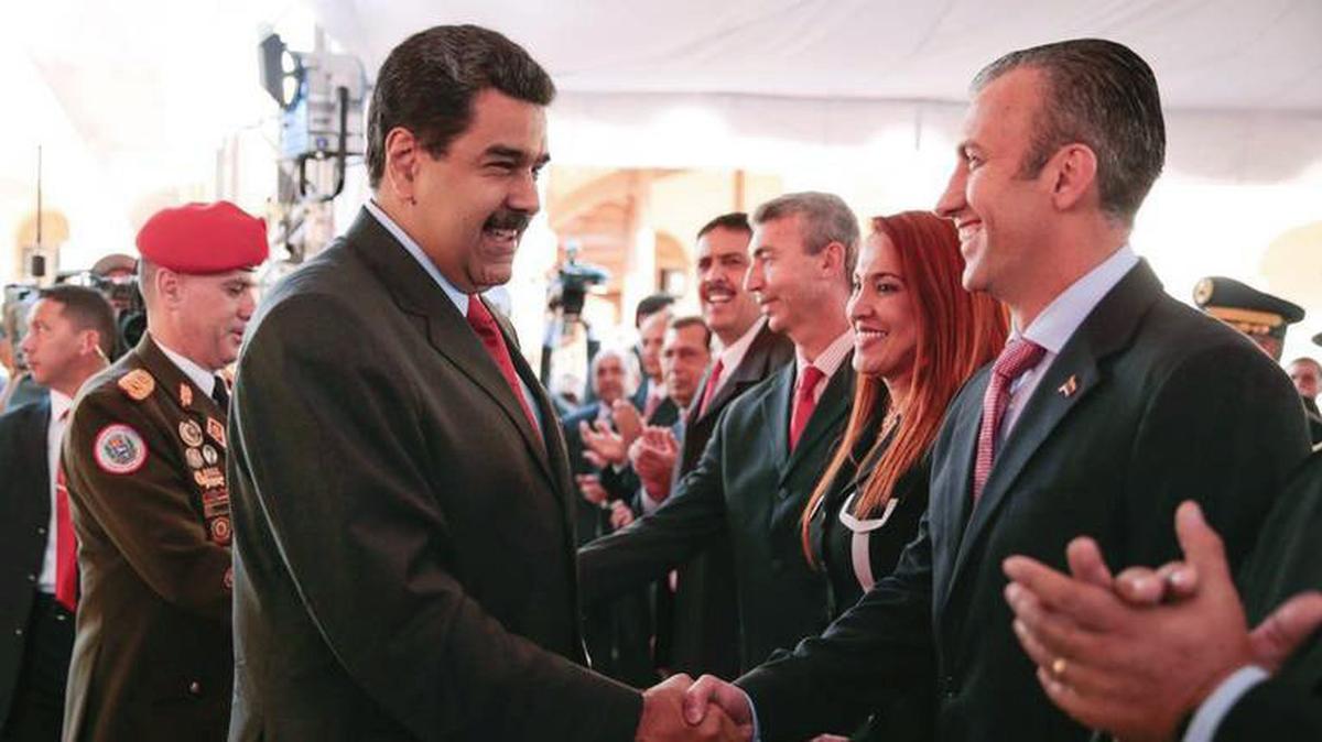 El gobernante de Venezuela, Nicolás Maduro, izquierda, le da la mano a su nuevo vicepresidente Tareck El Aissami, durante una reunión con ministros del gobierno en Caracas, el 4 de enero del 2017.