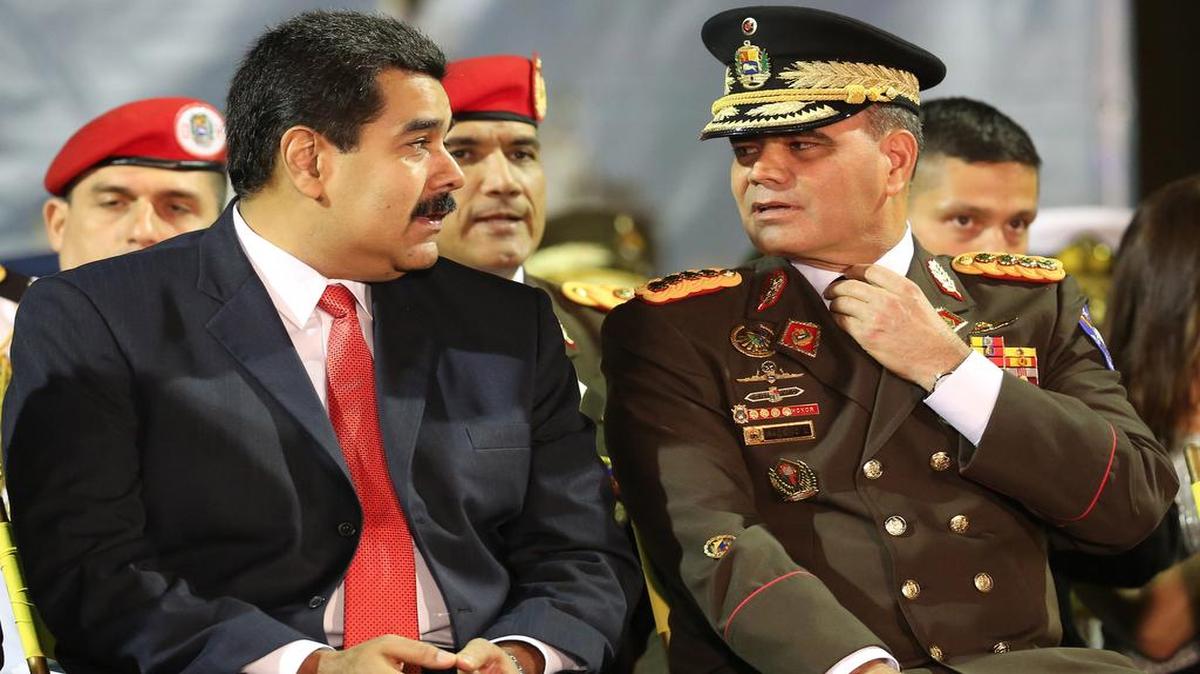 El gobernante venezolano Nicolás Maduro habla con el ministro de Defensa, general Vladimir Padrino, en una ceremonia en el Fuerte Tiuna en el 2014.
