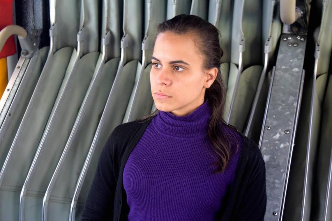 Mery Muñoz y su mamá solicitaron asilo político en Colombia tras huir de Venezuela el año pasado. Mientras el gobierno procesa la solicitud no le permiten trabajar. Muñoz trabaja cantando en los autobuses públicos de Bogotá a cambio de las monedas que le den.