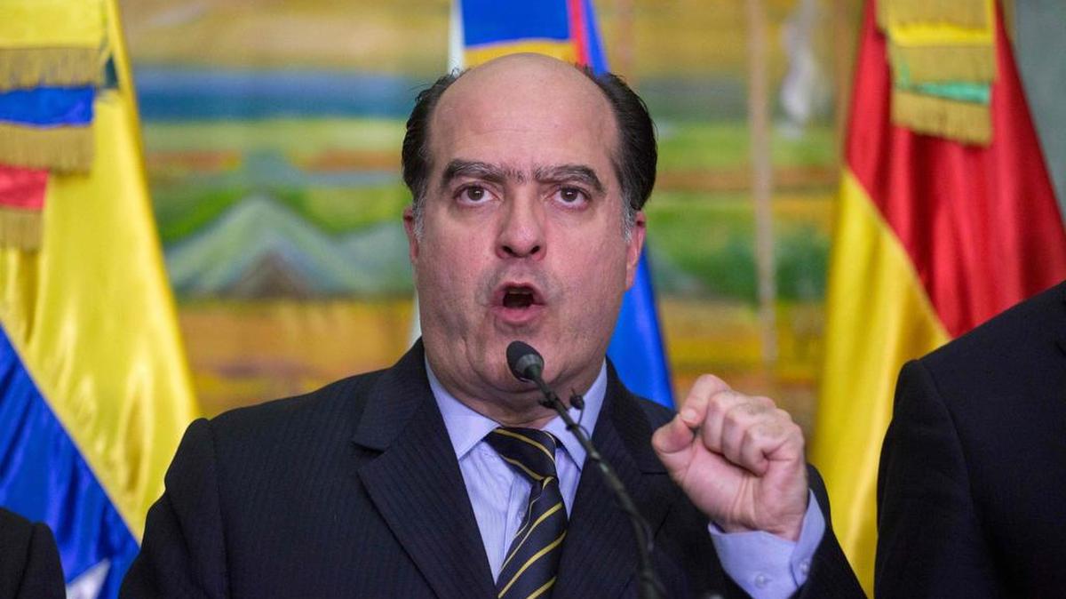 El opositor venezolano Julio Borges en una conferencia de prensa el 2 de diciembre de 2017.