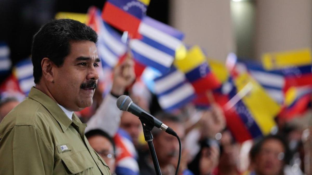 Fotografía cedida por prensa de Miraflores el sábado 26 de noviembre de 2016, del presidente de Venezuela Nicolás Maduro, durante un homenaje a Fidel Castro, desde el Cuartel de la Montaña, lugar donde reposan los restos del expresidente venezolano Hugo Chavez, en Caracas (Venezuela).