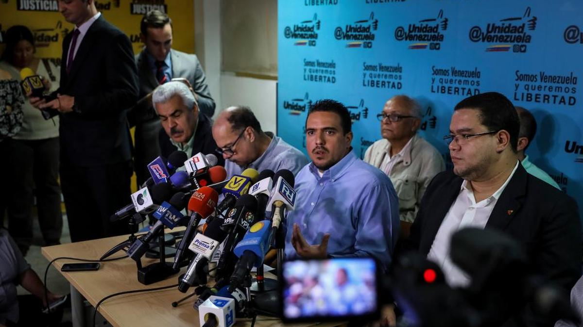 El diputado venezolano Stalin González habla a periodistas el 21 de agosto de 2017, en Caracas. La alianza opositora Mesa de Unidad Democrática (MUD) presenta comisión de primarias de cara a las elecciones de gobernador.
