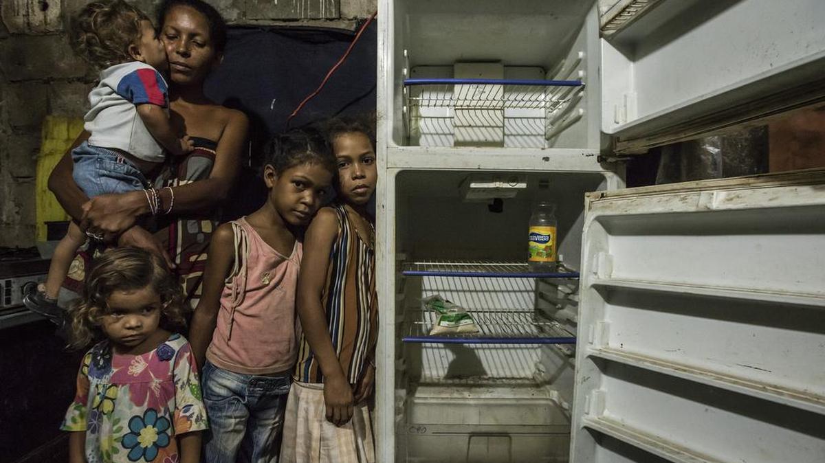 Leidy Córdova, de 37 años, con cuatro de sus cinco hijos, en su casa de Cumaná, Venezuela, en una imagen de junio del 2016.