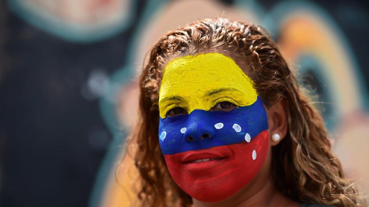 Una activista de la oposición participa en una marcha de protesta a 500 metros de la entrada a la penitenciaría Ramo Verde en Los Teques, a 30 kilómetros al este de Caracas, donde el líder de la oposición Leopoldo López está encarcelado el 28 de abril , 2017.