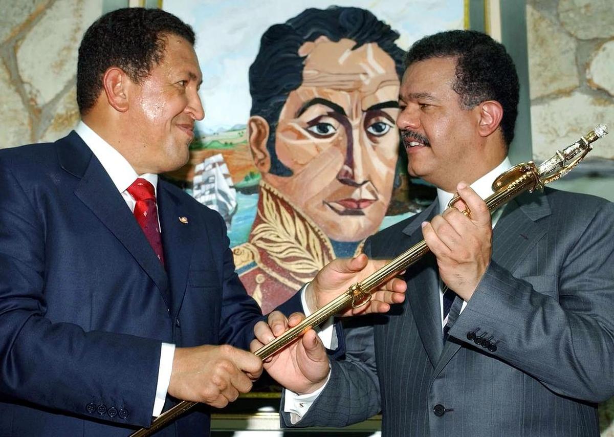 El ex presidente venezolano, Hugo Chávez, presenta una réplica de la espada del venezolano Simón Bolívar antes de presentarla a su homólogo dominicano, Leonel Fernández, en Santo Domingo, el 6 de noviembre de 2004.