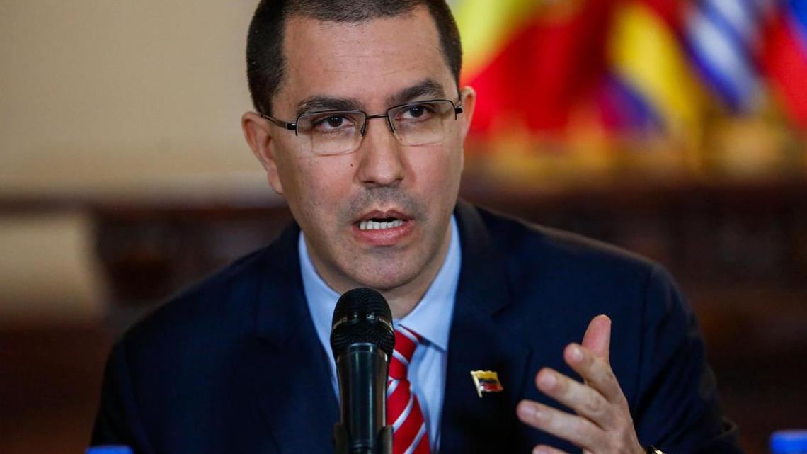 El canciller de Venezuela, Jorge Arreaza, habla durante un encuentro con representantes diplomáticos de la Unión Europea el miércoles 24 de enero de 2018, en Caracas (Venezuela).
