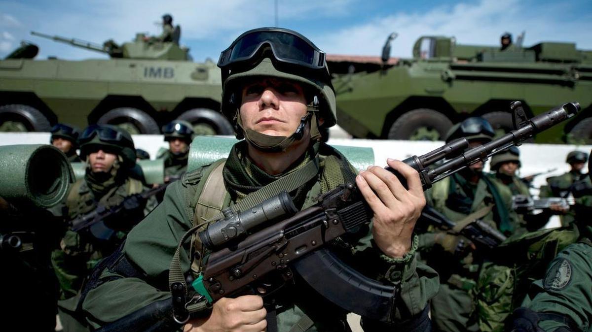 Soldados venezolanos se preparan para un ejercicio militar en el Puerto de La Guaira, el 8 de enero de 2017.