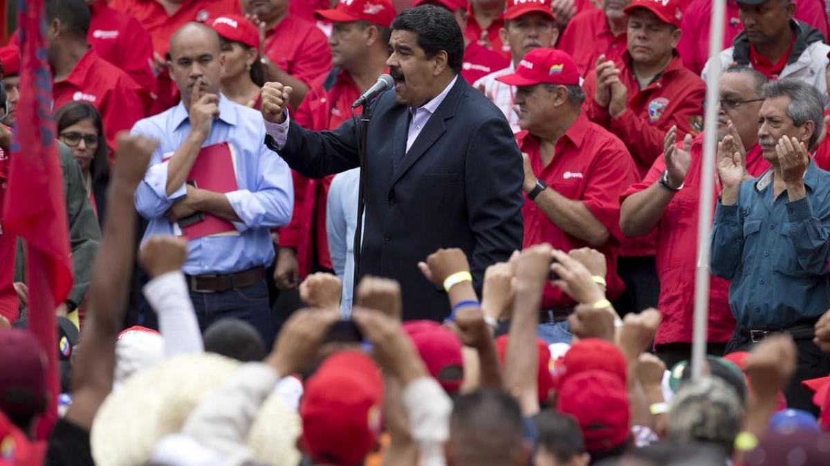 El gobernante venezolano Nicolás Maduro habla el miércoles a sus seguidores en una manifestación frente al Palacio de Miraflores.