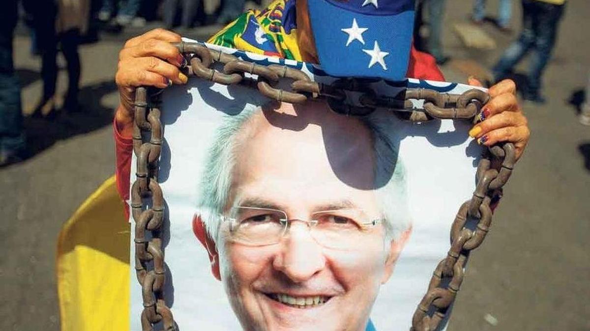 Una mujer sostiene la imagen del alcalde de Caracas, Antonio Ledezma, durante una manifestación.