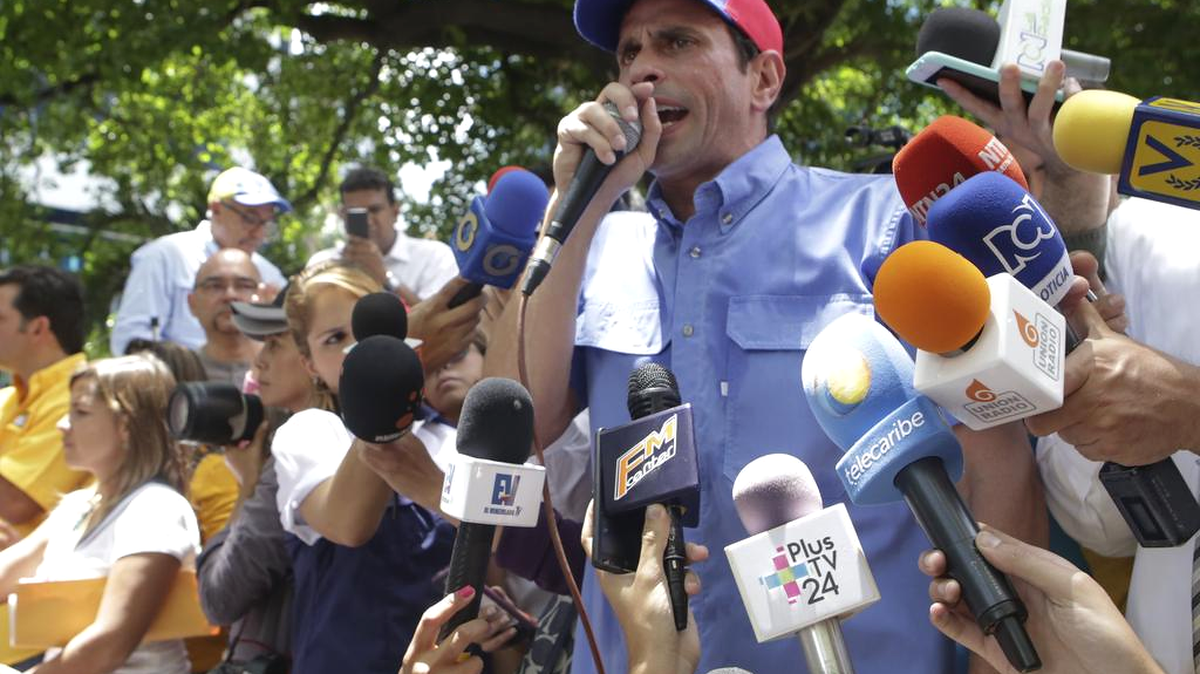 El gobernador del estado Miranda, Henrique Capriles, participa el 25 de mayo de 2016, en una protesta frente a la Corte Segunda Administrativa del Tribunal Supremo de Justicia (TSJ) en Caracas, Venezuela. 