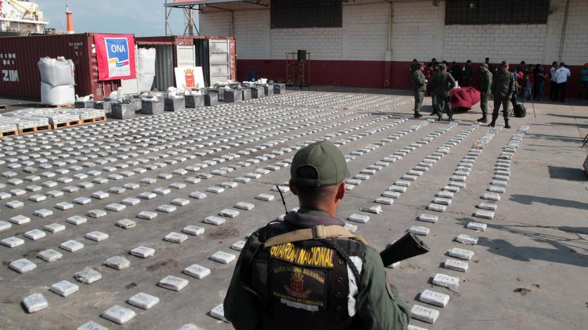 Un miembro de la Guardia Nacional vigila parte de las 2.6 toneladas de cocaína que fueron decomisadas el 25 de abril de 2013, en Maracaibo, Venezuela.