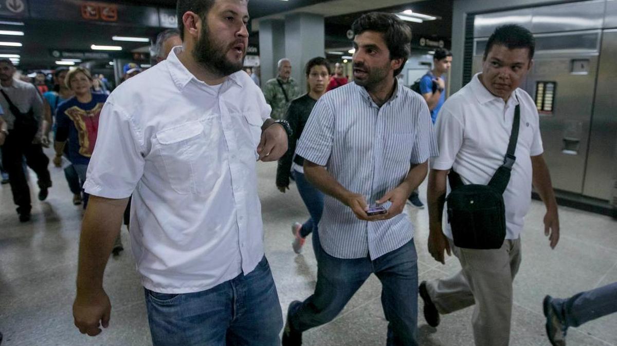 El alcalde del municipio caraqueño El Hatillo, David Smolanzky (i) y el diputado Juan Andrés Mejia (c) participan en una manifestación en una estación del Metro el jueves 15 de junio de 2017, en Caracas (Venezuela).