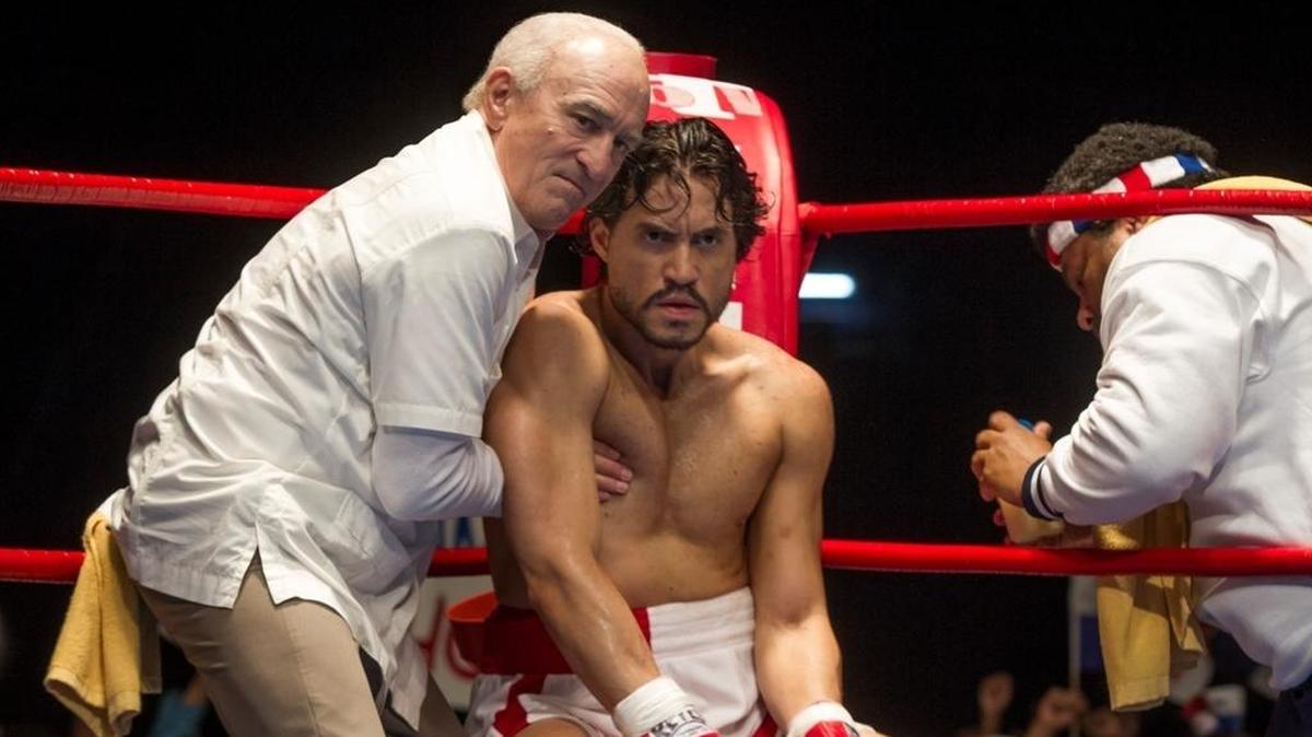 La imagen, difundida por The Weinstein Company, muestra a Robert De Niro, a la izquierda, y a Edgar Ramirez en una escena de “Hands of Stone” (Manos de Piedra).