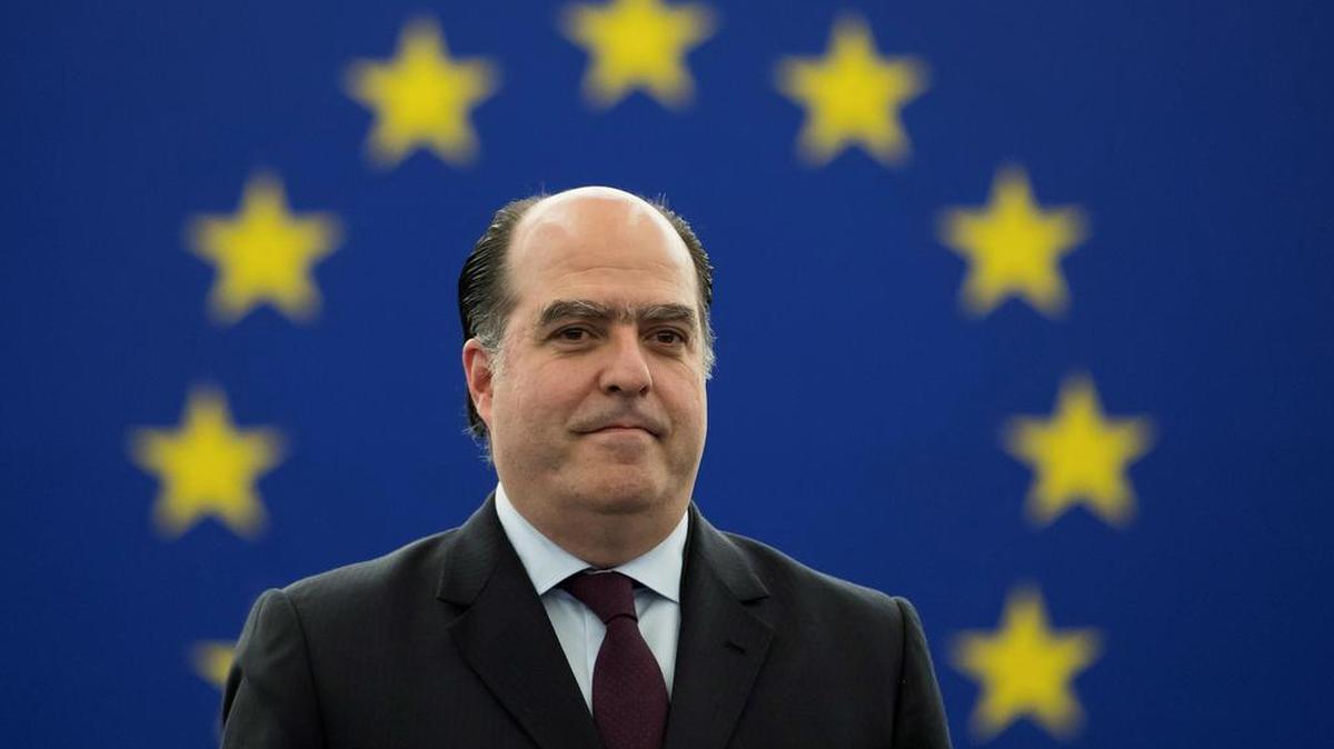 El presidente de la Asamblea Nacional Venezolana, Julio Borges (c), pronuncia su discurso tras recoger el premio Sájarov a la Libertad de Conciencia que concede el Parlamento Europeo en nombre de la oposición democrática de Venezuela durante una ceremonia en el PE, en Estrasburgo, Francia, hoy 13 de diciembre de 2017.