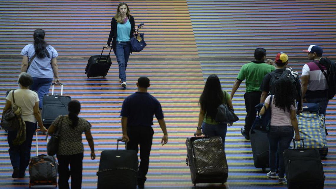 
Pasajeros en el Aeropuerto Internacional de Maiquetía. Según una reciente encuesta, la mitad de los venezolanos quieren emigrar, tras perder las esperanzas de poder progresar dentro de la nación sudamericana. 
