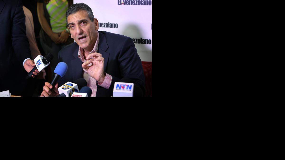 
Enzo Scarano, un ex alcalde venezolano, explica que fue sometido a torturas psicológicas cuando estuvo en prisión en Venezuela, durante una conferencia de prensa el martes en Doral. Scarano está en Miami para recibir tratamiento médico. 
