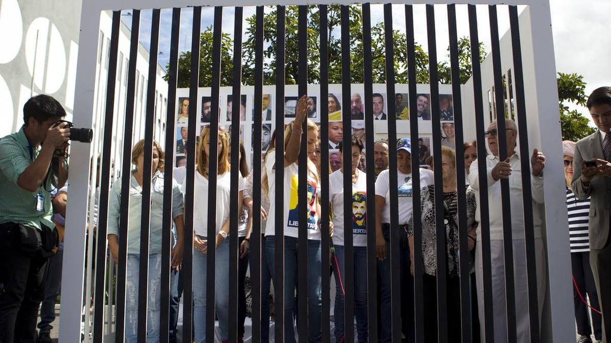 La esposa del líder de la oposición venezolana Leopoldo López, Lilian Tintori (c), es vista hoy lunes 14 de diciembre de 2015, en una representación de celda de madera haciendo referencia a los presos políticos y pidiendo la liberación de los mismos en Caracas (Venezuela).