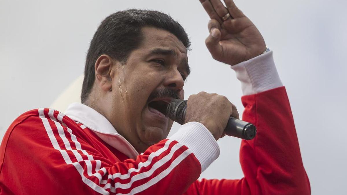 El presidente venezolano Nicolás Maduro habla ante un grupo de seguidores en las inmediaciones del palacio presidencial, el martes 15 de diciembre del 2015, en la ciudad de Caracas (Venezuela).