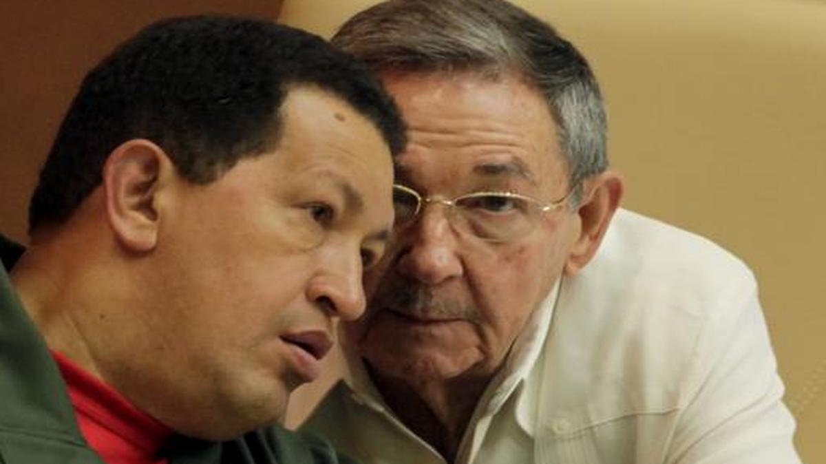 
El presidente venezolano Hugo Chávez y el mandatario cubano Raúl Castro, el 14 de diciembre de 2009 en La Habana. 
