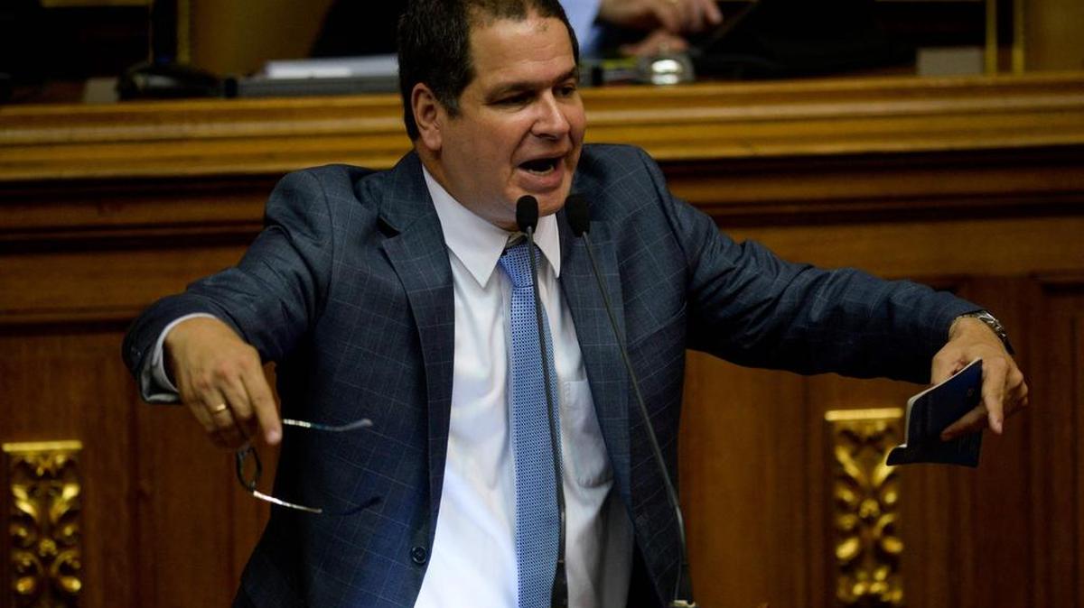 El diputado opositor Luis Florido da un discurso en la Asamblea Nacional el 21 de marzo, en Caracas, Venezuela.