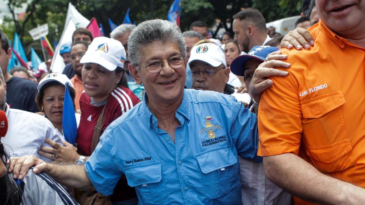 El presidente de la Asamblea Nacional, Henry Ramos Allup (c), participa en una manifestación el miércoles 27 de julio de 2016, en Caracas (Venezuela).