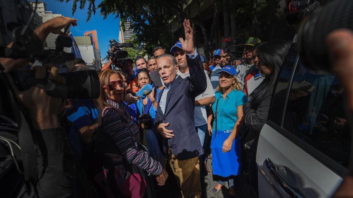 Manuel Rosales es saludado por simpatizantes en las calles de Caracas el 4 de enero de 2017.